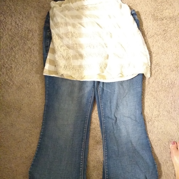 Bundle clothes...two Maurice's Jeans and 3 shirts - Picture 5 of 6